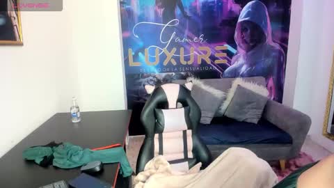 Lia online show from 10.31.25