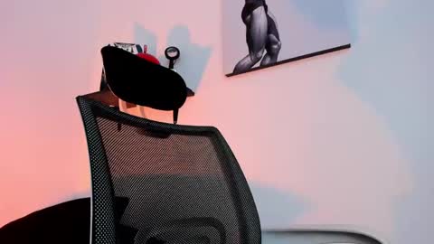 Snapshot of liamreigns_ chatting on 03.04.25 liam online show from 03.04.25