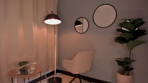 Snapshot of liapearce chatting on 12.27.24 Lia online show from 12.27.24