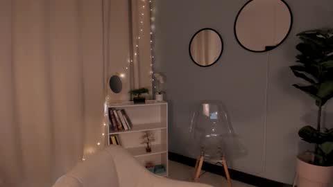 Snapshot of liapearce chatting on 09.18.25 Lia online show from 09.18.25