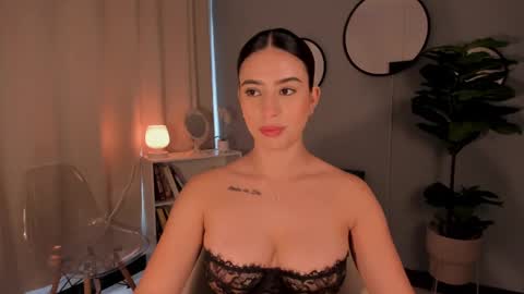 Snapshot of liapearce chatting on 10.08.25 Lia online show from 10.08.25