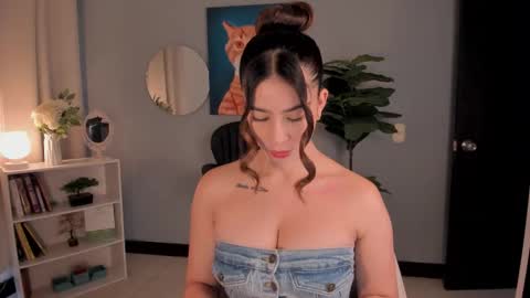 Snapshot of liapearce chatting on 12.19.25 Lia online show from 12.19.25