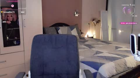 Snapshot of libby_nora chatting on 10.28.25 Libby online show from 10.28.25