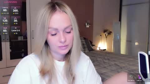 Snapshot of libby_nora chatting on 11.12.25 Libby online show from 11.12.25