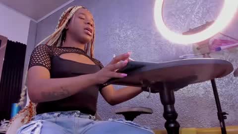 Snapshot of licyevans chatting on 01.12.25 licy online show from 01.12.25