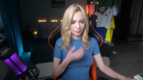 Snapshot of like_pie chatting on 06.24.26 Ilona 3 OF online show from 06.24.26