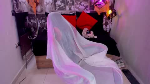 Snapshot of lil_cey chatting on 10.21.25 Lili Cey online show from 10.21.25