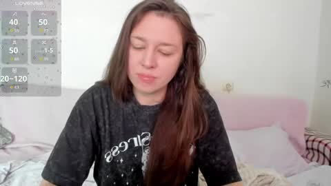 Snapshot of lil_foxy999 chatting on 04.14.26 Alisa online show from 04.14.26