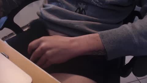 Snapshot of lil_j_ chatting on 10.06.25 lil_j_ online show from 10.06.25