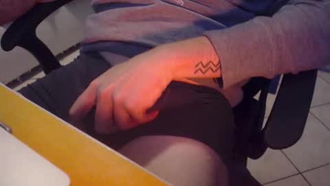 Snapshot of lil_j_ chatting on 10.07.25 lil_j_ online show from 10.07.25