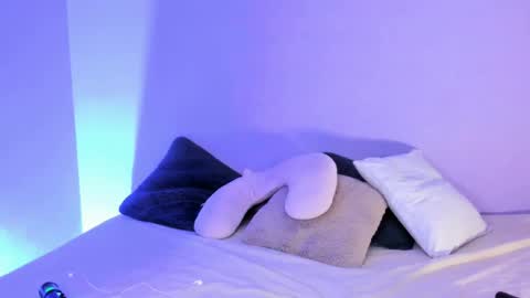 Snapshot of lil_swaay chatting on 03.10.25 Lola online show from 03.10.25