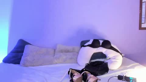 Snapshot of lil_swaay chatting on 03.11.25 Lola online show from 03.11.25