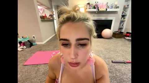 Snapshot of lil_uzi_sqquirt chatting on 02.14.26 Pink mink online show from 02.14.26