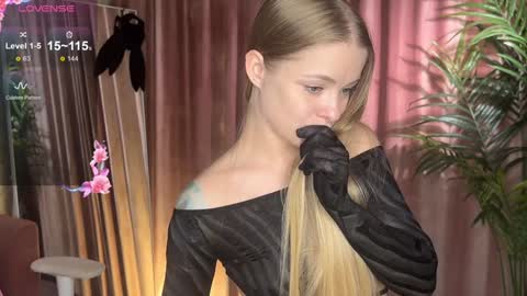 Snapshot of lili_01 chatting on 09.15.25 Lili online show from 09.15.25