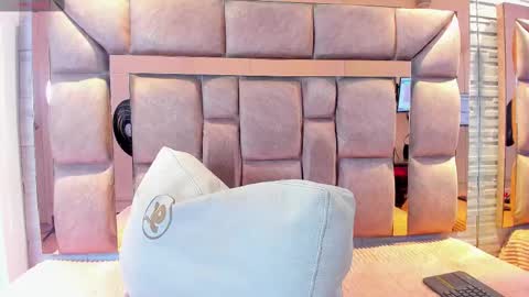 Snapshot of lilian_starfire chatting on 09.30.25 LILIAN online show from 09.30.25