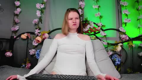 hi guys Im new here Im 18 years oldIve never had sex online show from 01.19.25