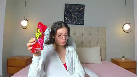 Snapshot of lilie_petite chatting on 12.04.25 Lilie online show from 12.04.25