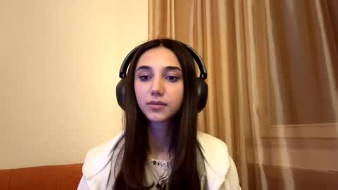 Snapshot of lilihalvorsen chatting on 09.28.25 Lina online show from 09.28.25