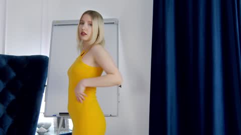 Snapshot of lililinn chatting on 12.28.24 LiliLinn online show from 12.28.24