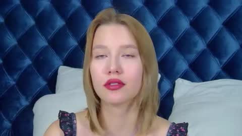 Snapshot of lililinn chatting on 10.13.25 LiliLinn online show from 10.13.25