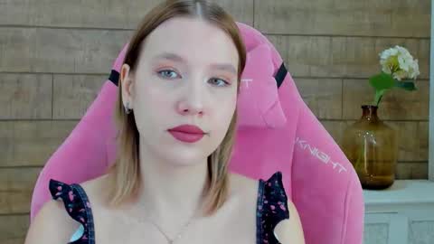 Snapshot of lililinn chatting on 10.21.25 LiliLinn online show from 10.21.25