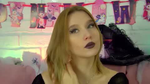 Snapshot of lililinn chatting on 10.31.25 LiliLinn online show from 10.31.25