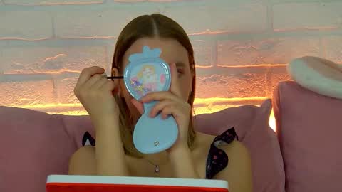 Snapshot of lililinn chatting on 11.13.25 LiliLinn online show from 11.13.25