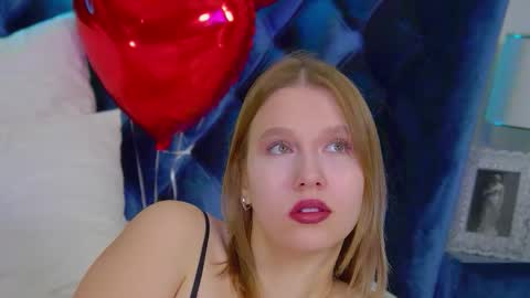 Snapshot of lililinn chatting on 11.15.25 LiliLinn online show from 11.15.25