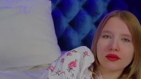 Snapshot of lililinn chatting on 11.18.25 LiliLinn online show from 11.18.25