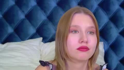 Snapshot of lililinn chatting on 11.29.25 LiliLinn online show from 11.29.25