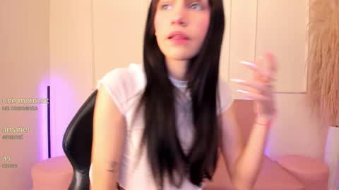 Snapshot of lilily_lv chatting on 11.21.25 Lilly online show from 11.21.25