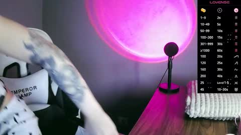 Snapshot of lilirose_x chatting on 10.18.25 lilirose online show from 10.18.25