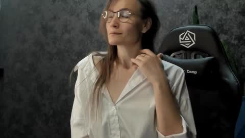 Snapshot of lillian_white1 chatting on 10.05.25 lillian_white1 online show from 10.05.25