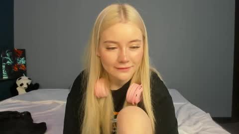 Snapshot of lillie_berry chatting on 05.24.26 lillie_berry online show from 05.24.26
