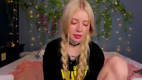 Snapshot of lillie_berry chatting on 07.14.26 lillie_berry online show from 07.14.26