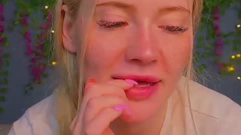 Snapshot of lillie_berry chatting on 07.16.26 lillie_berry online show from 07.16.26