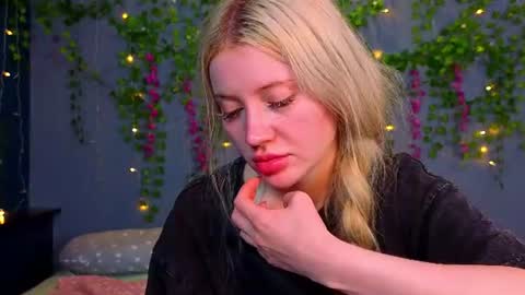 Snapshot of lillie_berry chatting on 07.18.26 lillie_berry online show from 07.18.26