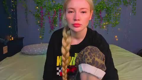 Snapshot of lillie_berry chatting on 07.19.26 lillie_berry online show from 07.19.26