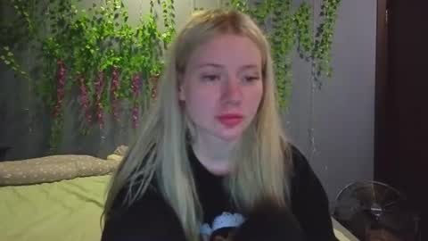 Snapshot of lillie_berry chatting on 07.25.26 lillie_berry online show from 07.25.26