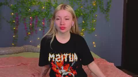 Snapshot of lillie_berry chatting on 07.26.26 lillie_berry online show from 07.26.26