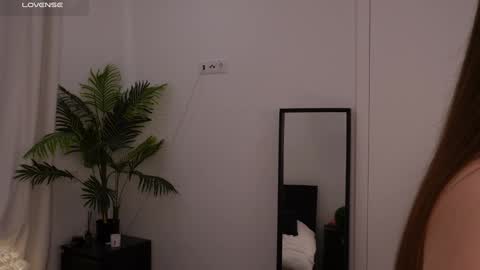 Lilly Colins online show from 01.17.25