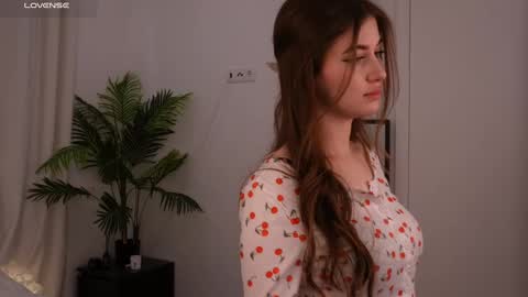 Lilly Colins online show from 01.18.25