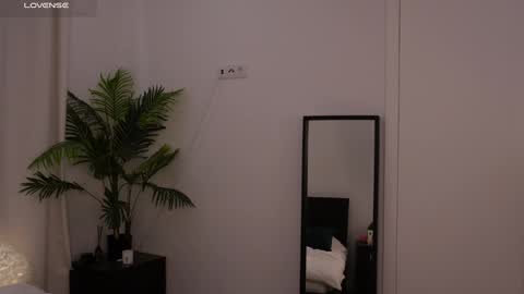 Lilly Colins online show from 01.19.25