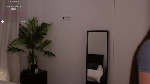 Lilly Colins online show from 01.20.25