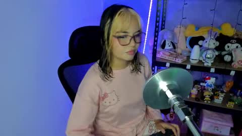 Snapshot of lilly_kinky chatting on 10.25.25 Lilly online show from 10.25.25