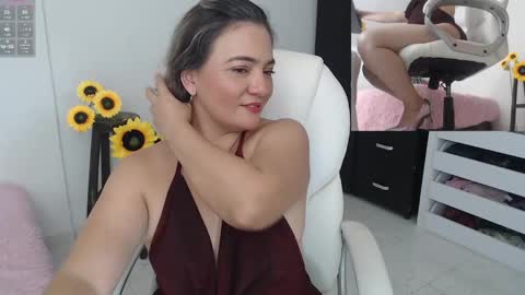 Snapshot of lilly_milf chatting on 12.05.24 Lilly online show from 12.05.24