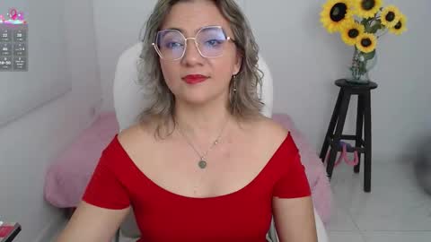 Snapshot of lilly_milf chatting on 09.21.25 Lilly online show from 09.21.25