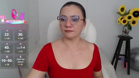 Snapshot of lilly_milf chatting on 10.14.25 Lilly online show from 10.14.25