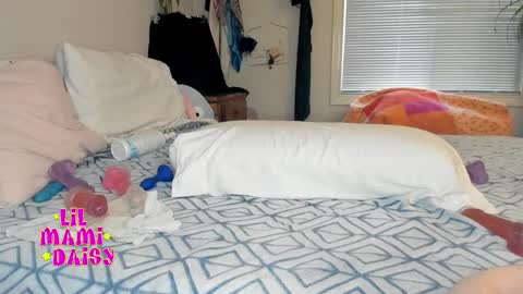 Snapshot of lilmamidaisy chatting on 12.17.25 Daisy Bby online show from 12.17.25