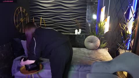 Snapshot of lily_moonlight chatting on 02.01.25 Lily online show from 02.01.25